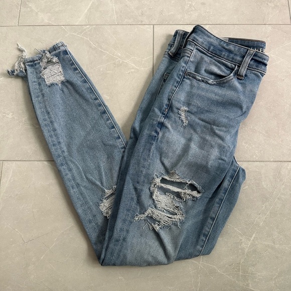 American Eagle Outfitters Denim - American Eagle Distressed denim jeggings  size 6 regular